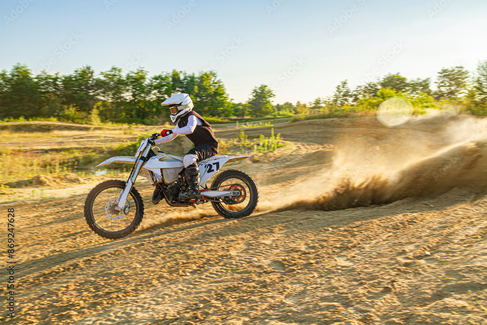 Obraz premium Motocross Rider in Action on a Dirt Track | Rider motocrossowy w akcji na torze MX