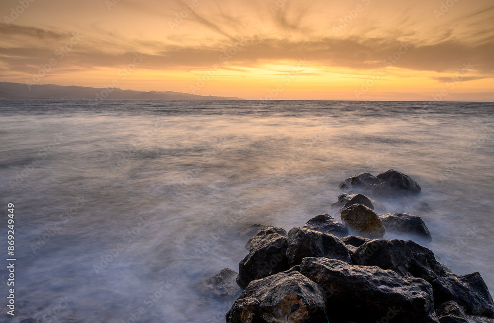 Obraz premium long exposure waves at sunset on the sea