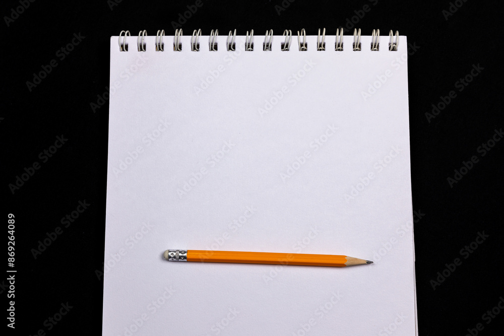 Ein Bleistift liegt auf einem Papier. Bereit für eine Notiz. Ein Bleistift liegt auf einem Papier. Bereit für eine Notiz.