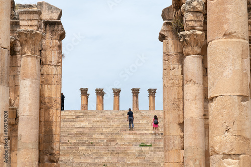 Bilde på lerret Vista de los propileos occidentales y la escalinata en la antigua ciudad romana de Gerasa o Jerash, Jordania