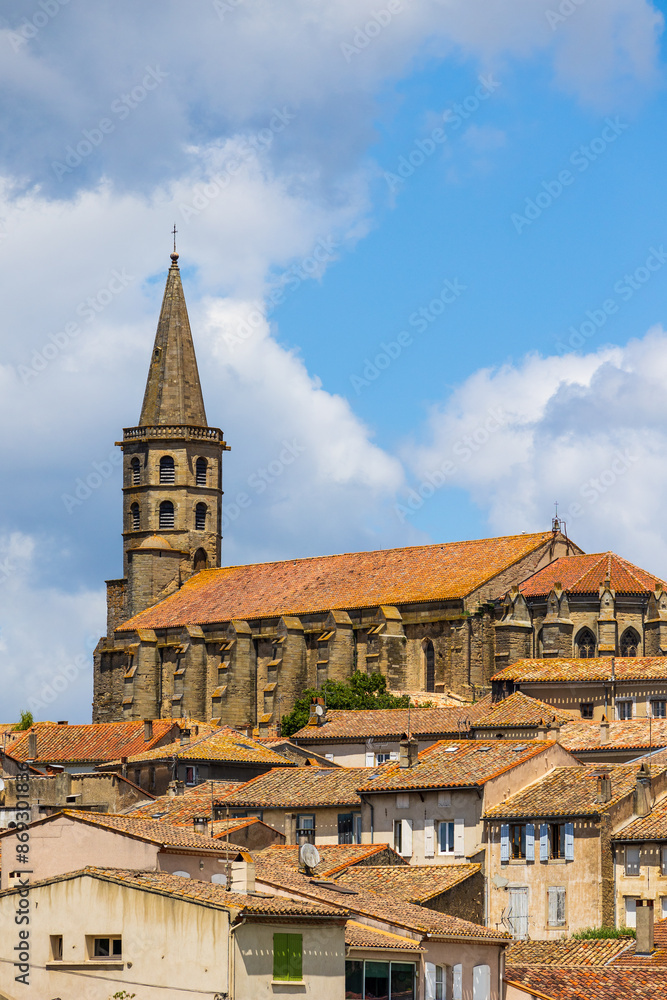 Obraz premium Collégiale Saint-Michel et son clocher dominant le centre ancien de Castelnaudary