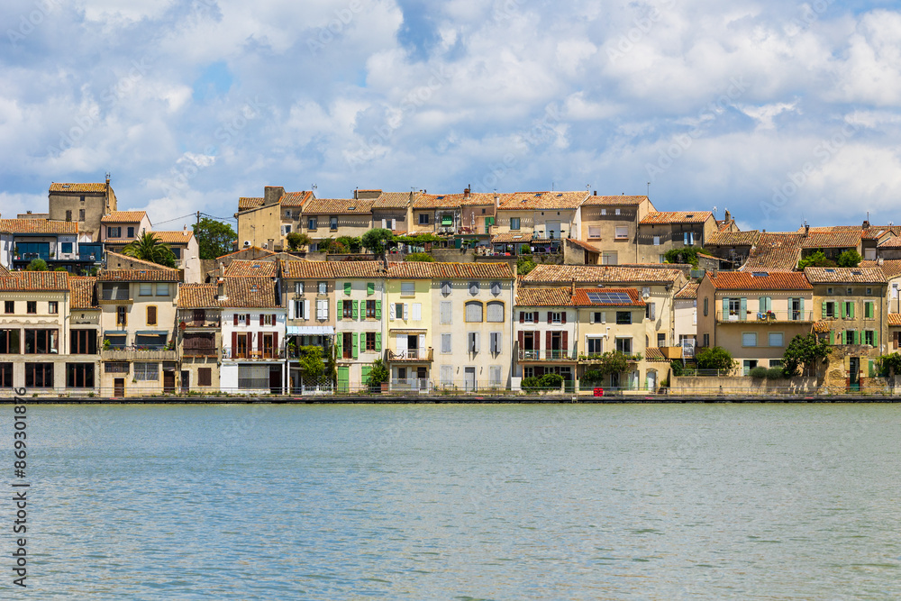 Centre-ville ancien de Castelnaudary vue depuis les berges du grand bassin (Canal du Midi) Centre-ville ancien de Castelnaudary vue depuis les berges du grand bassin (Canal du Midi)