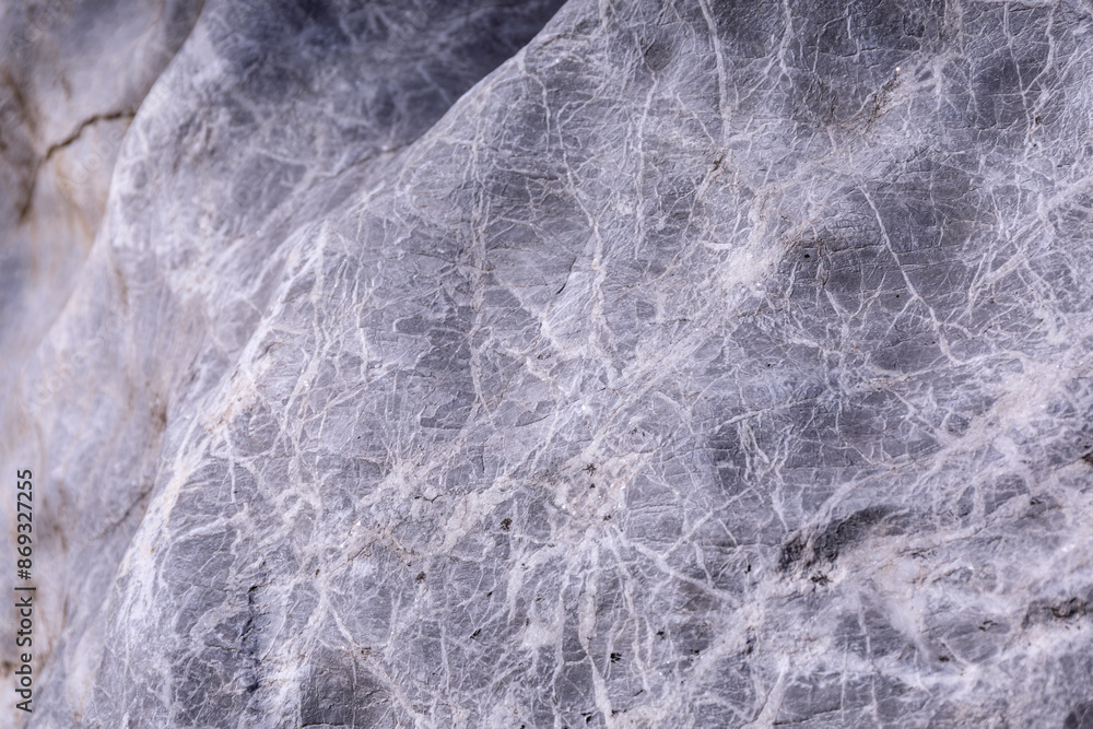 Obraz premium 北海道平取町、エトンベア スマノンノ（石の花）の碑公園で展示されている石【11月】