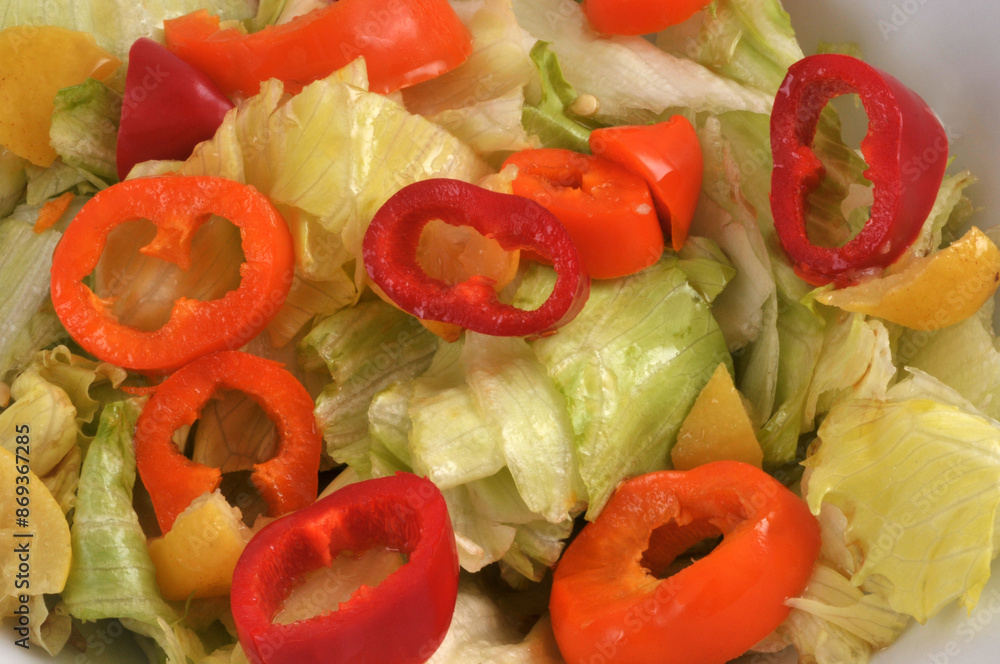 Salade composée maison avec de la iceberg et des rondelles de petits poivrons en gros plan Salade composée maison avec de la iceberg et des rondelles de petits poivrons en gros plan
