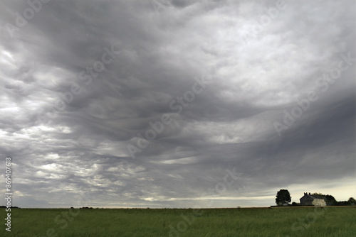 Des altostratus undulatus asperitas (As und asp)  photographiés le 29 juin 2024 sur les hauteurs de Wépion (200 m d'alitude) vers 18h40 locale après une ondée.  Les couleurs sont naturelles.