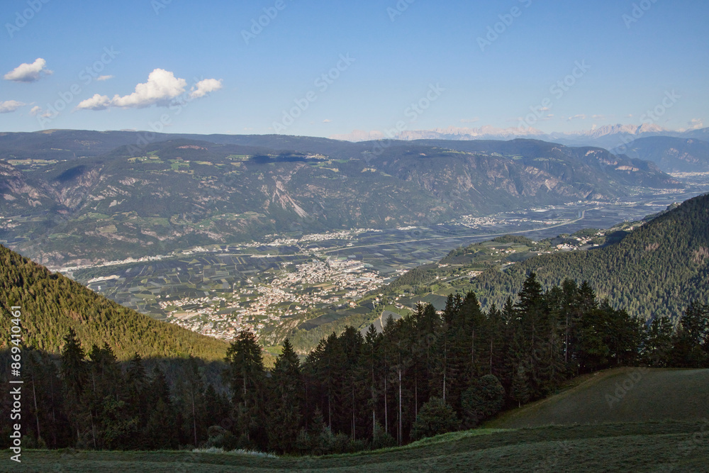panoramablick ins etschtal in südtirol panoramablick ins etschtal in südtirol