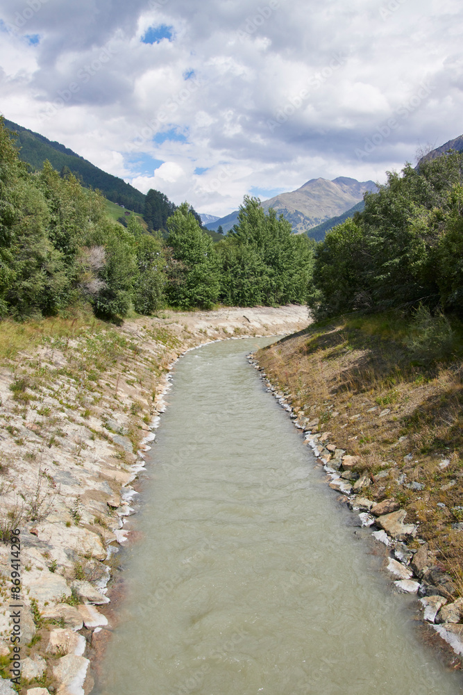 Fototapeta premium Wandern am Reschensee in Südtirol