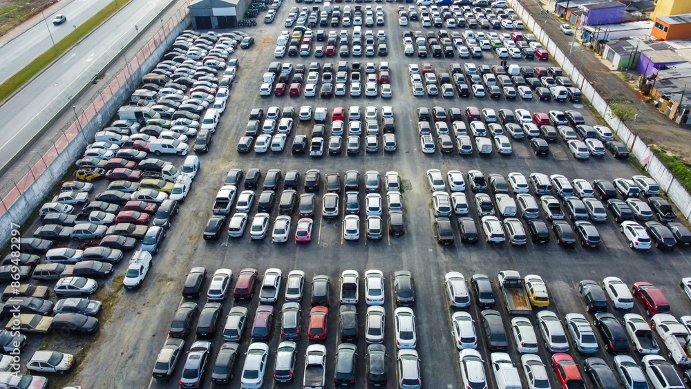 Visão aérea de um pátio de veículos estacionados no brasil