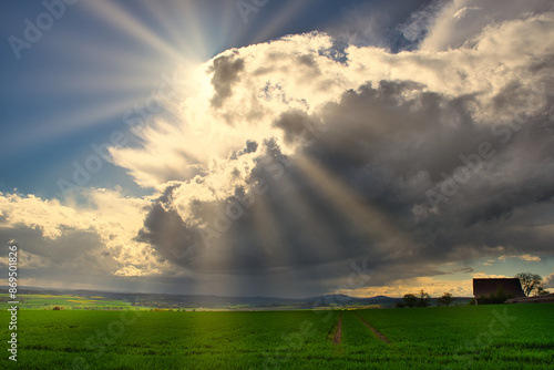 Sonnenstahlen scheinen durch Gewitterwolken