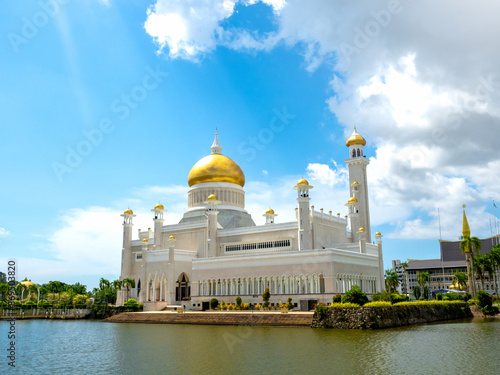 Fotografie Beautiful scene of floating masjid architecture of Omar Ali Saifuddien Mosque, named after the 28th Sultan, landmark iconic in Bandar Seri Begawan, the capital city of Brunei Darussalam
