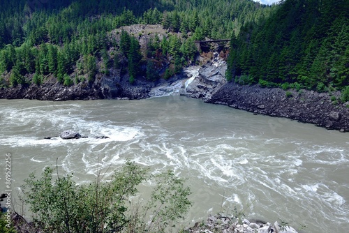 Quadro su tela The Canadian Pacific Railway track above Hell's Gate