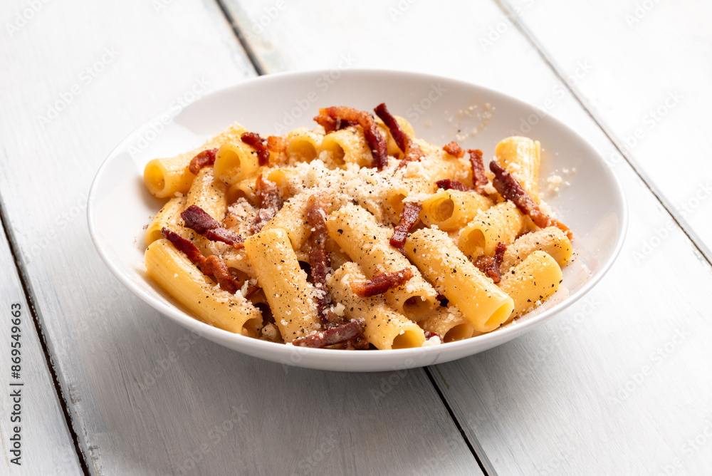 Piatto di deliziosa pasta alla gricia, ricetta romana di rigatoni con pecorino, guanciale e pepe nero, cibo italiano, gastronomia europea Piatto di deliziosa pasta alla gricia, ricetta romana di rigatoni con pecorino, guanciale e pepe nero, cibo italiano, gastronomia europea