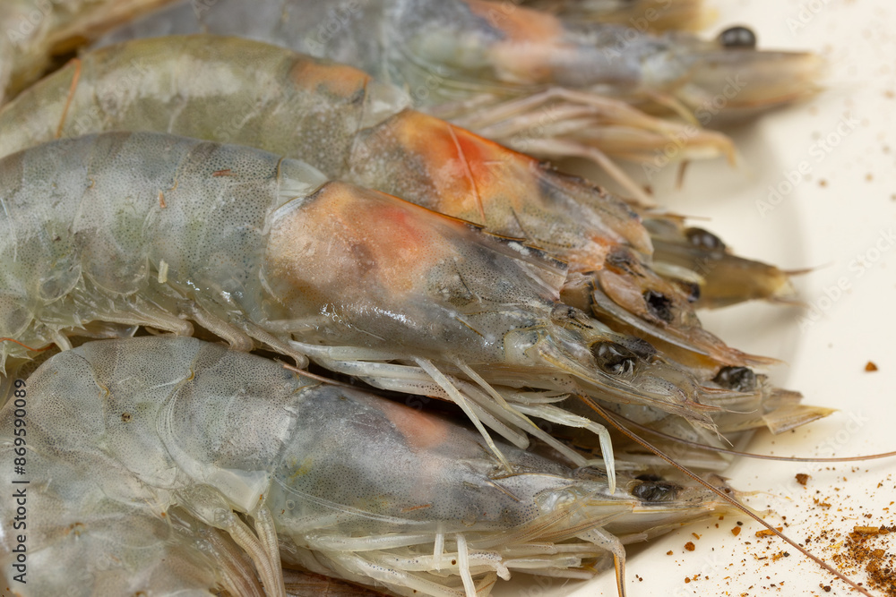 crevettes crues, en gros plan, dans une assiette crevettes crues, en gros plan, dans une assiette