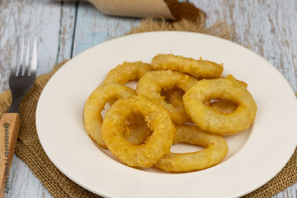 beignets de calamars ou beignets d'oignons, en gros plan, dans une assiette beignets de calamars ou beignets d'oignons, en gros plan, dans une assiette