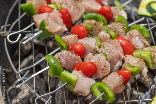 brochettes de poulet en cuisson sur une grille de barbecue