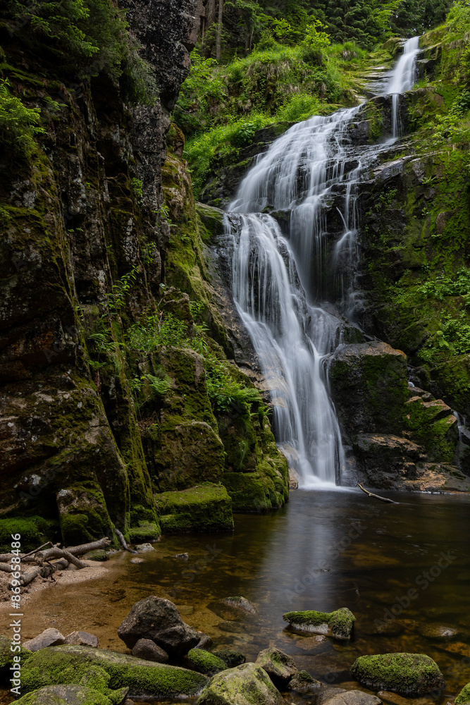 Naklejka premium Wodospad Kamieńczyka (846 m n.p.m.) – najwyższy wodospad w polskich Sudetach[1], położony na trasie ze Szklarskiej Poręby na grzbiet główny Karkonoszy. Polska 