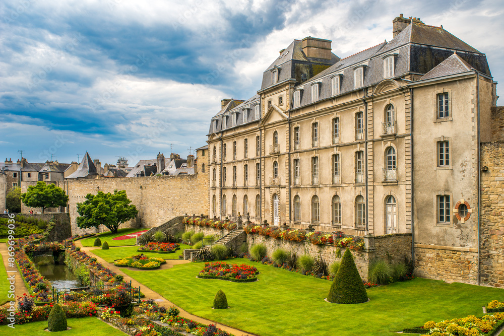 Obraz premium Hermine Castle in Vannes with Beautiful Garden Landscape