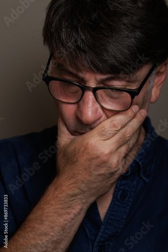 Konstfotografi Hombre de mediana edad con la mano en la boca por dolor de muelas