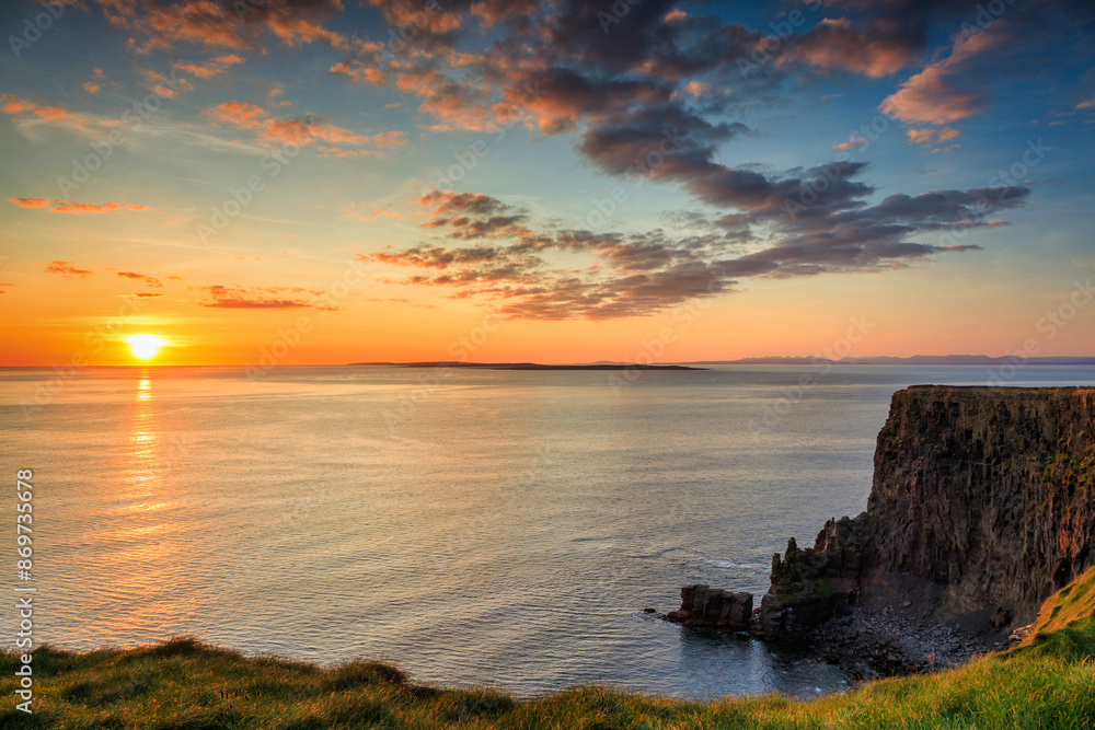 Obraz premium Beautiful sunset over the Cliffs of Moher in County Clare, Ireland.