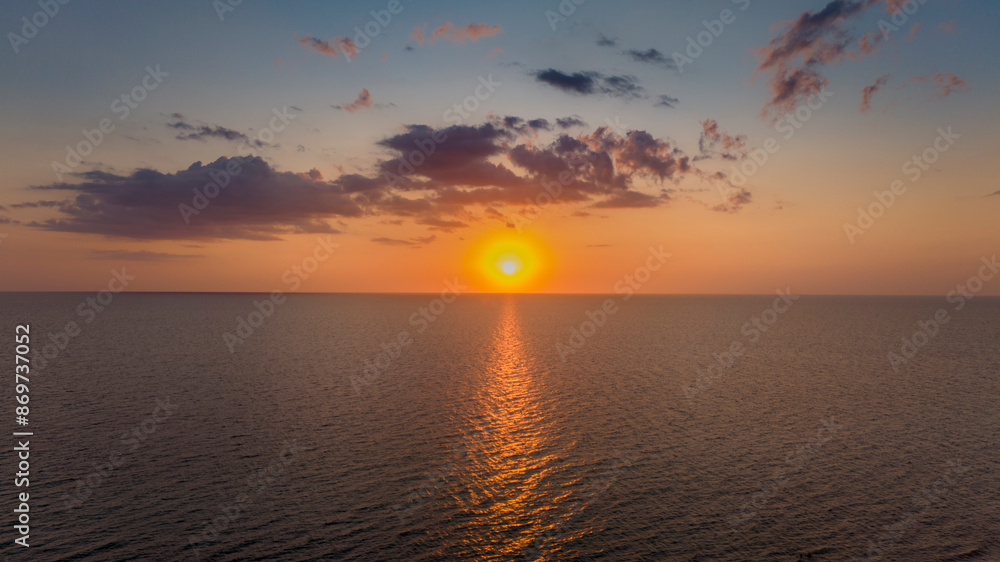 Obraz premium Panoramic Sunset aerial of open water with sun setting in the distance