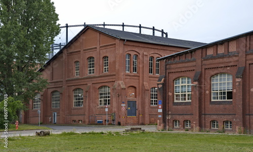 Unter Denkmalschutz stehende Gebäude im alten Gaswerk Mariendorf in Berlin, im Hintergrund das Führungsgerüst des Gasometers photo