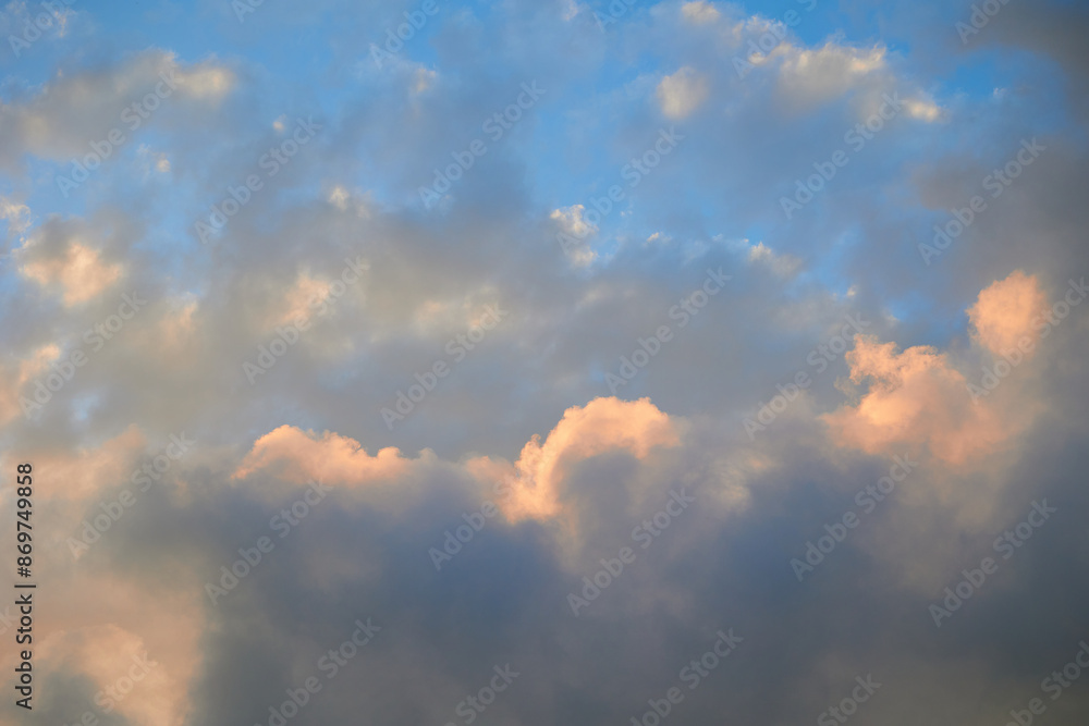 Obraz premium Wonderful view of the setting sun behind gray clouds