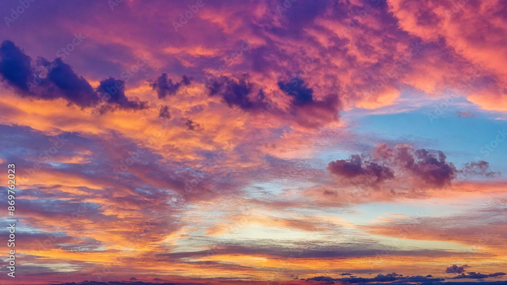 Fototapeta premium Abstract vivid sky at sunset, 16:9 with copyspace, 300 dpi