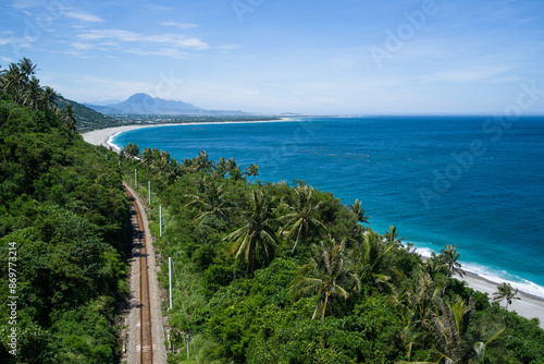 台湾の南廻線の太麻里の絶景　海沿いの線路