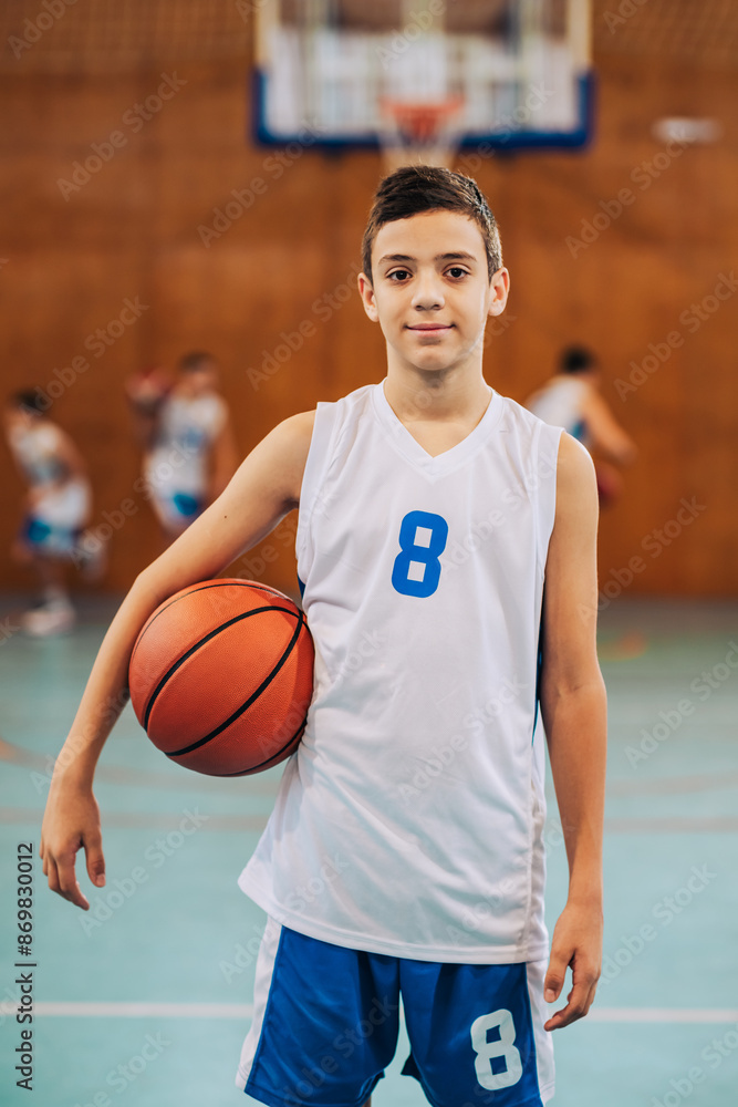 Naklejka premium Focused kid in basketball uniform