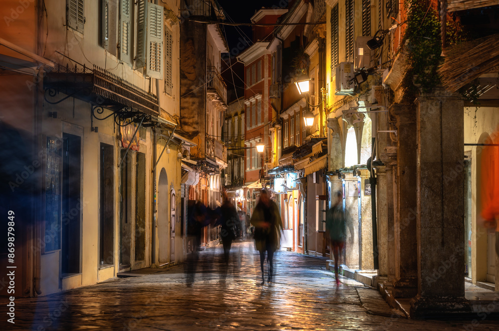 Belebte Gasse in der Altstadt von Korfu Stadt bei Nacht Belebte Gasse in der Altstadt von Korfu Stadt bei Nacht