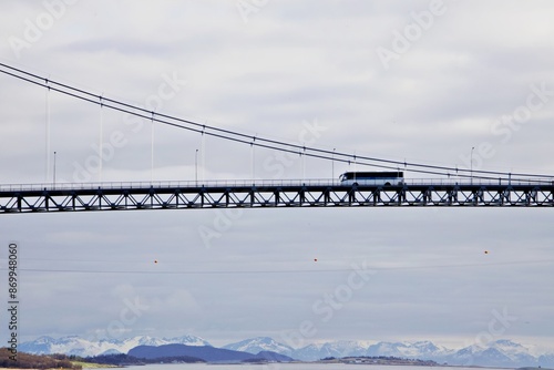 Bus fährt über große Brücke photo