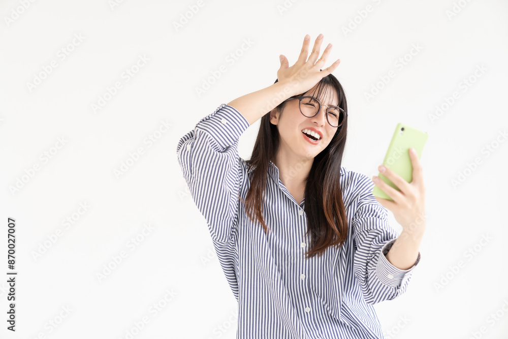 スマホを見る女性 トラブル スマホを見る女性 トラブル