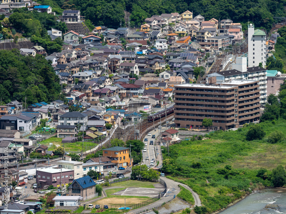 Fototapeta premium 川沿いに広がる街の景色