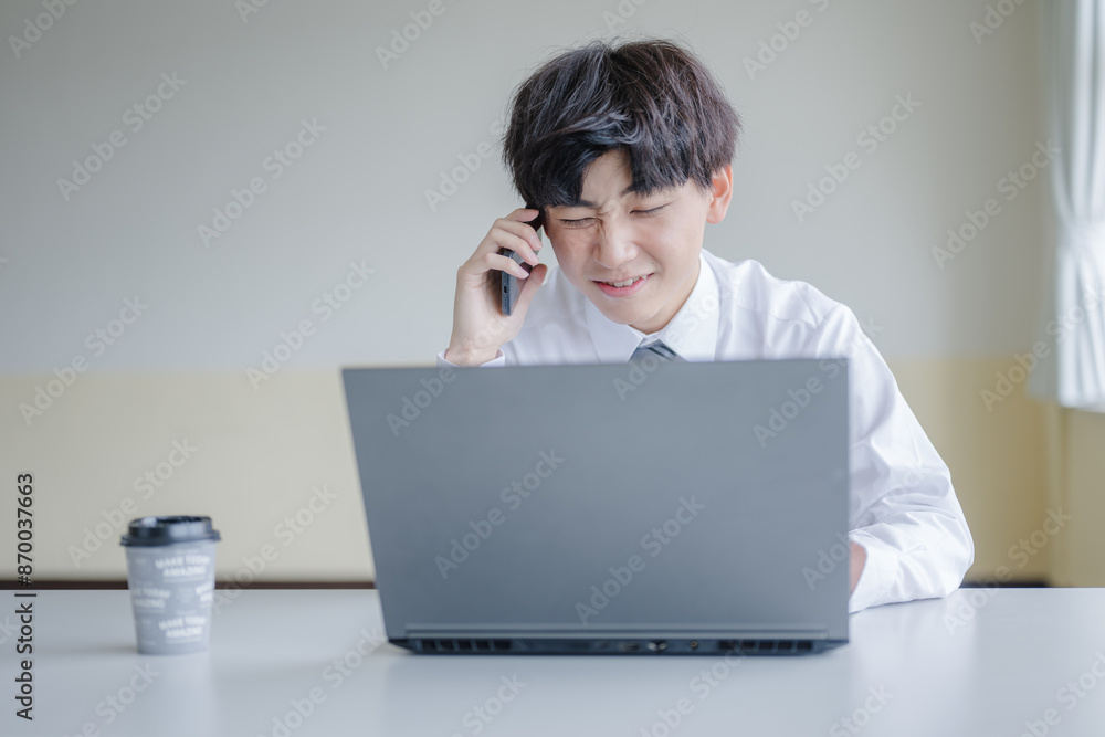 辛そうに話すビジネスマン 辛そうに話すビジネスマン