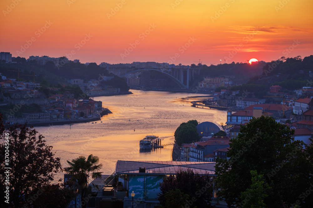 Obraz premium Aerial view of Porto city and Douro river from famous tourist viewpoint Miradouro da Serra do Pilar on sunset. Porto, Vila Nova de Gaia, Portugal