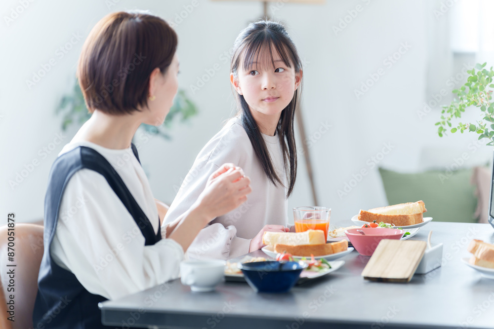 朝食を食べる親子 女の子とお母さん 朝食を食べる親子 女の子とお母さん