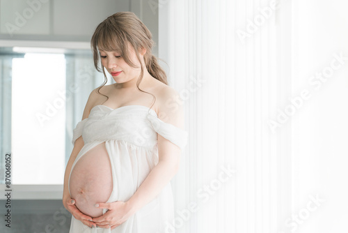 家のカーテンの前でマタニティフォトの撮影をする妊婦のアジア人女性
Free Download 家のカーテンの前でマタニティフォトの撮影をする妊婦のアジア人女性
- GFXLoad
