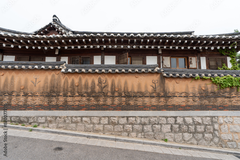Obraz premium a modern Korean tile-roofed house seen on a sloping uphill