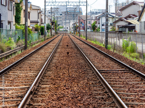 兵庫県川西市の住宅密集地を通る能勢電鉄妙見線
