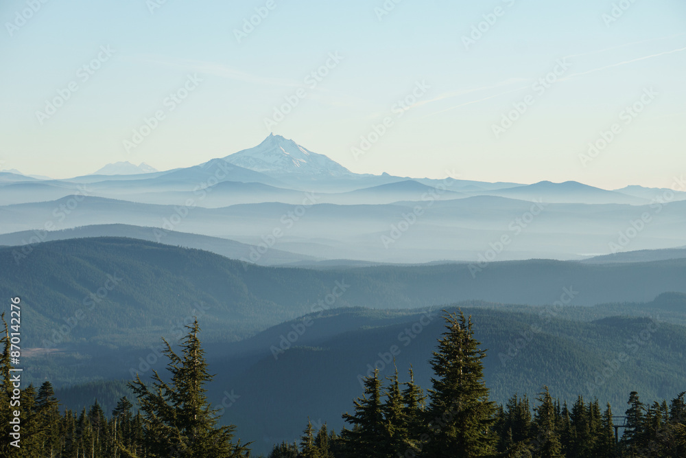 Obraz premium Foggy mountains in the morning