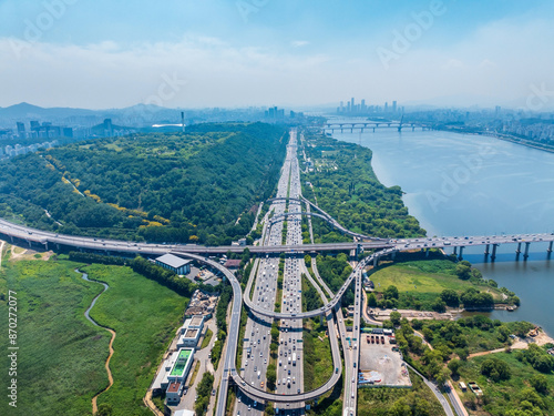 Foto 서울시 한강변 강변도로와 자유로