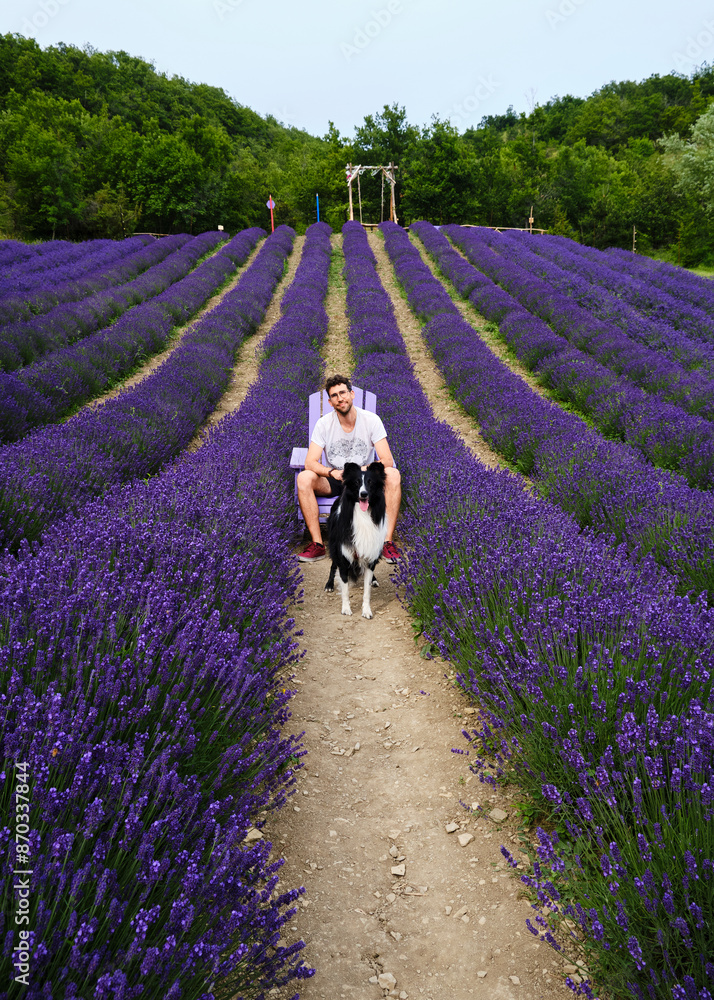 Foto scattata a Vendersi in Val Borbera ad un ragazzo seduto con il suo cucciolo di border collie.