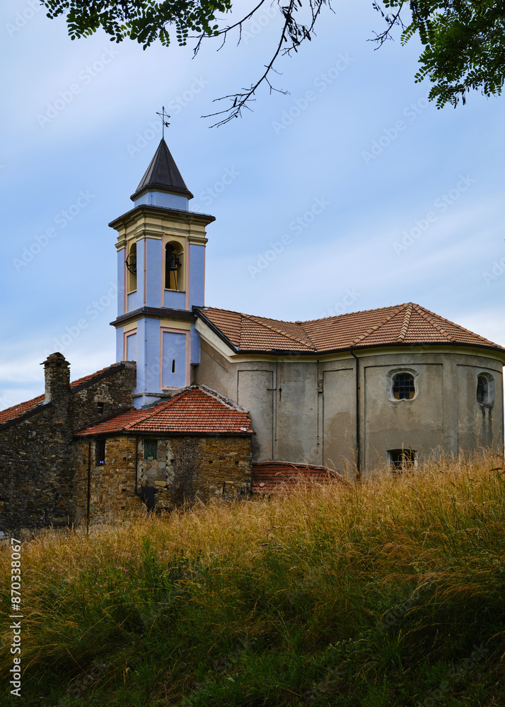 Foto scattata alla chiesa di Vendersi. Il borgo in Val Borbera famoso per gli spaventapasseri e per i campi di lavanda.