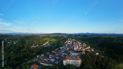 Obraz na płótnie Vista aerea di Tassarolo scattata con un drone. w salonie