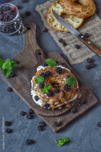 Eclair ring with blackberries on the table