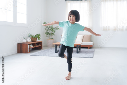 家で片足立ちをする子供の全身（運動・スポーツ・ストレッチ） photo