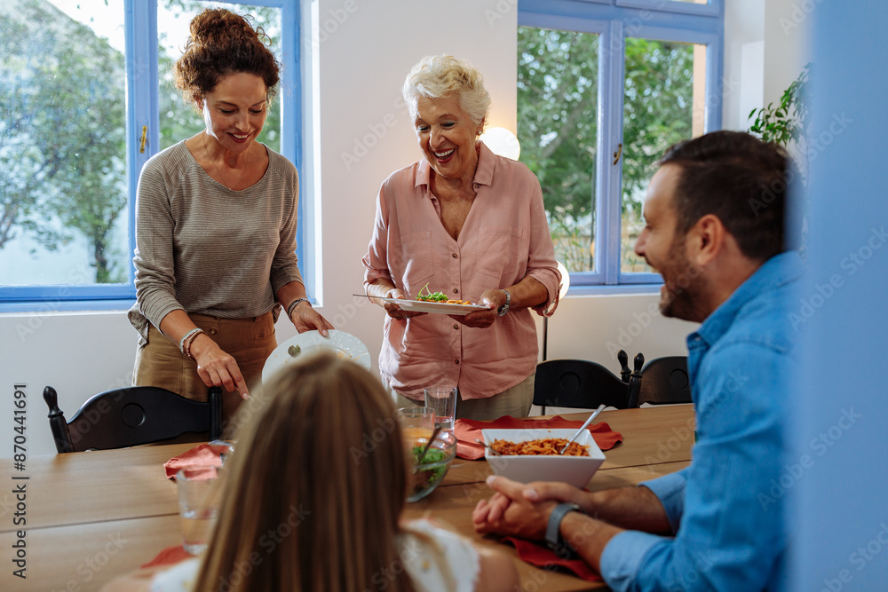 Obraz premium Family eating lunch at home