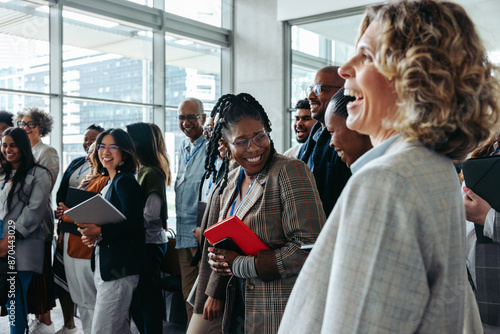 Foto Business professionals interacting and laughing during a lively corporate event
