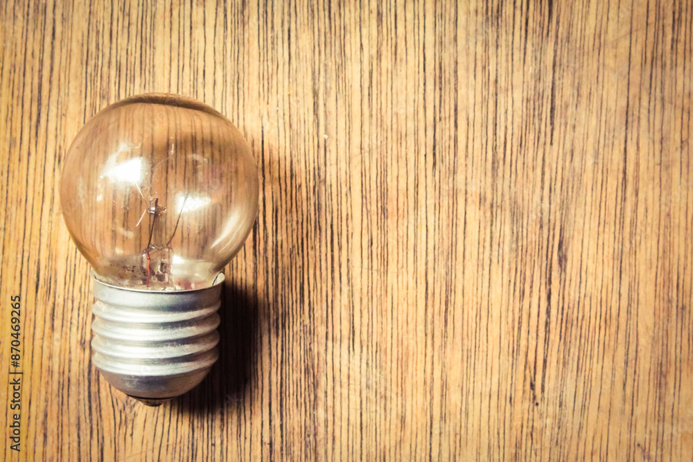 Obraz premium light bulb on wooden background