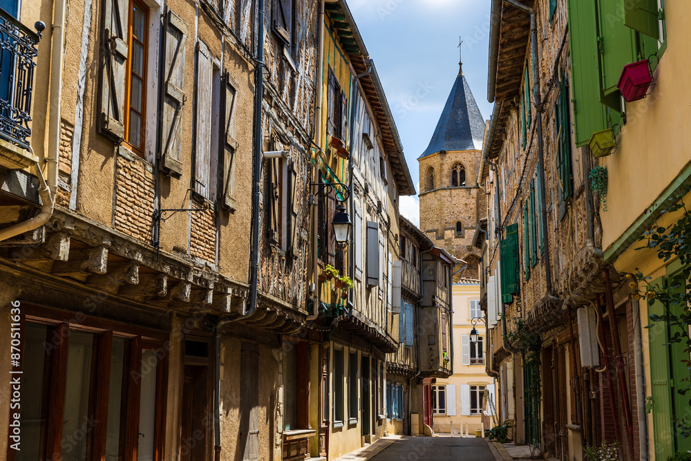 Fototapeta premium Rue du Maquis et clocher de l’église Saint-Martin à Sorèze